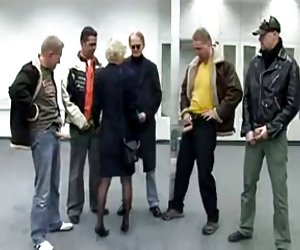 Немецкий Зрелые gangbanged во все дыры