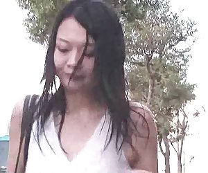 Грудастая женщина мокрые от дождя, нащупал в автобусе
