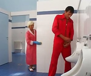 Ванная комната очистки превращается в Горячие Анальный секс