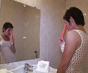 впрыскивая пожилая мать получает от