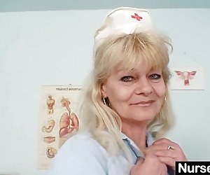 возрасте блондинка леди показывает природных сиськи и знания фаллоимитатор