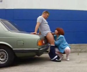 Зрелые наклонился автомобиль