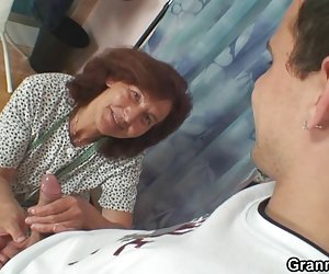 Швейная бабушка принимает его петух
