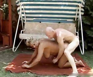 Горячая грудастая бабушка, стучать вне