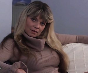 любительские ИФОМ, играя с ее pussy