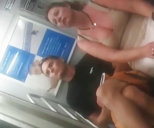 большие сиськи braless показывая на метро
