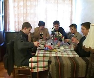 5 мальчиков и одна пожилая женщина
