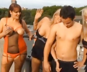 грудастая зрелая детки курят и сосать хуй