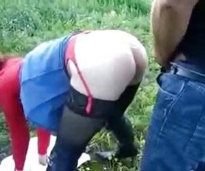 зрелая сука имеет удовольствие открытый. Общественная нагота