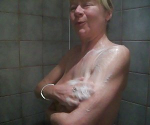 жена, принимая душ
