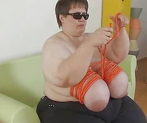 Кати связаны ее вымя толстушки