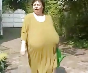 Гигантские сиськи бабушки