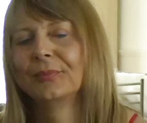 Горячие британские медленно полоски и мастурбирует