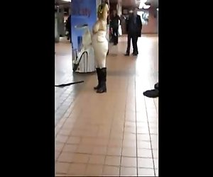 голая женщина в общественных танцев метро группы